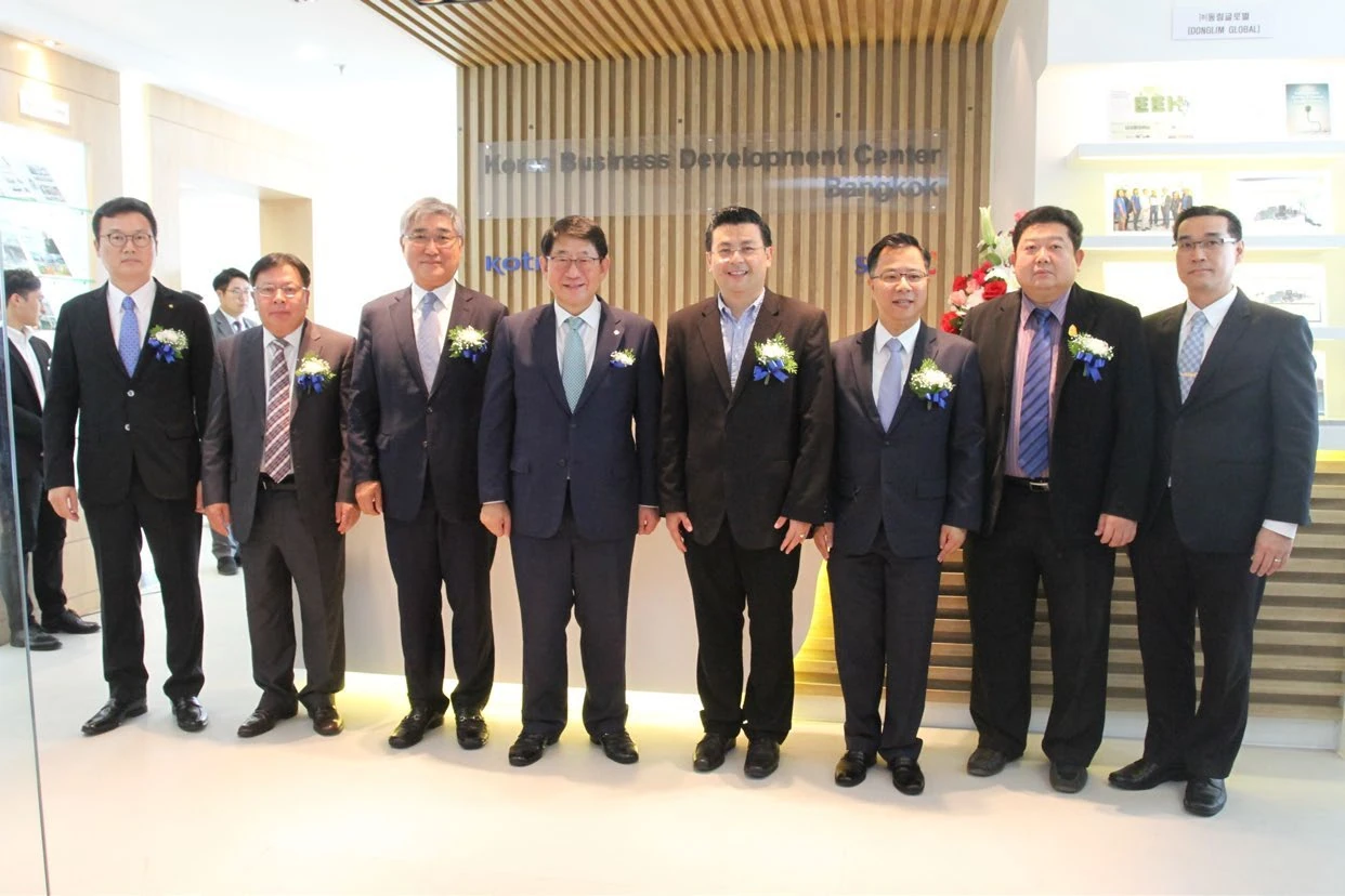 ภาพหมู่ในพิธีเปิด Bangkok Export Incubator ที่ภิรัชทาวเวอร์ วันที่ 8 ธันวาคม 2560
