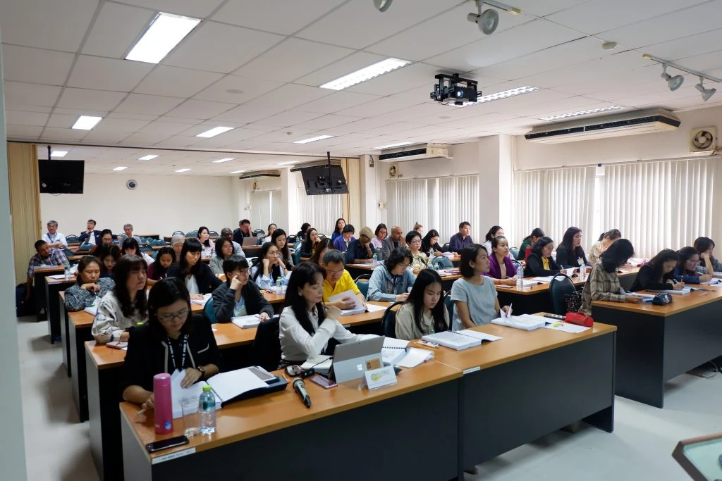 ผู้เข้าร่วมอบรมด้านความปลอดภัยอาหารกำลังเรียนและจดบันทึกในห้องสัมมนา