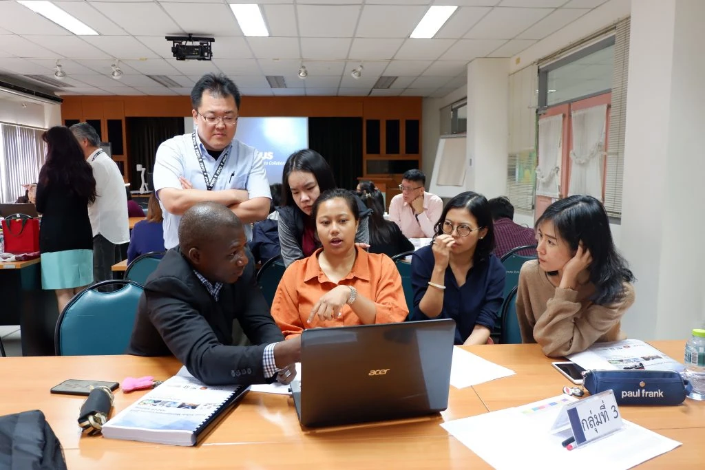 ผู้เข้าร่วมเวิร์กช็อปด้านความปลอดภัยอาหารร่วมกันทบทวนข้อมูล